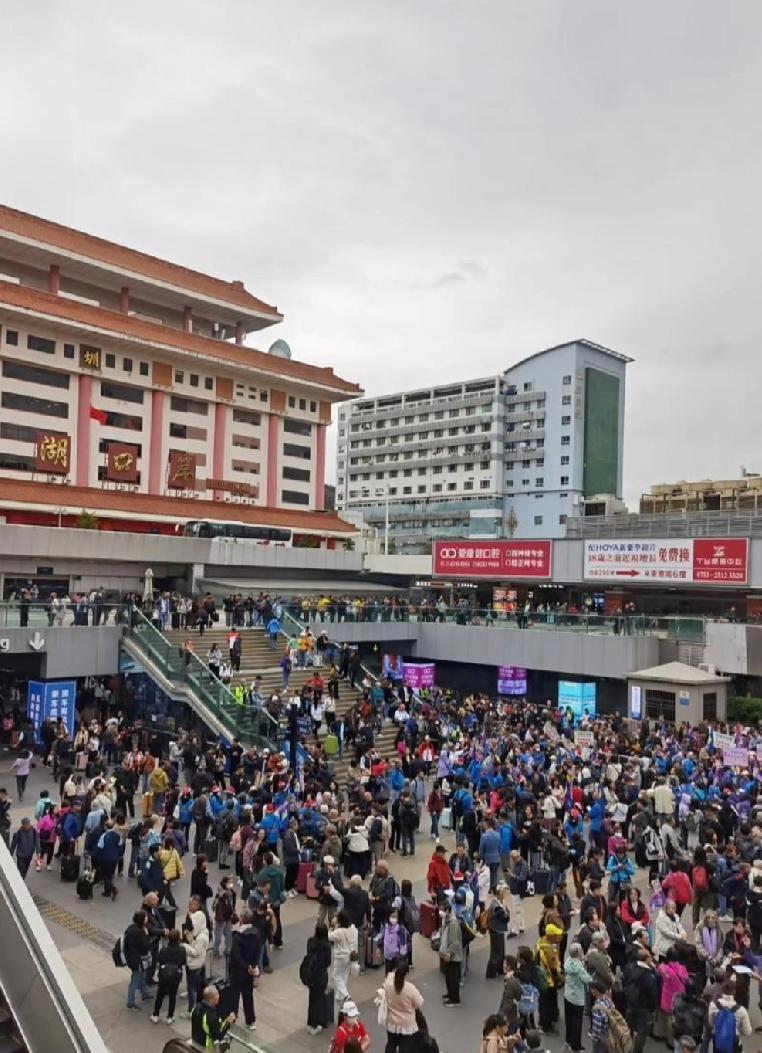 每逢长假期，香港不少市民会选择外游或北上消费。今年圣诞节连周末的长假期，大批香港