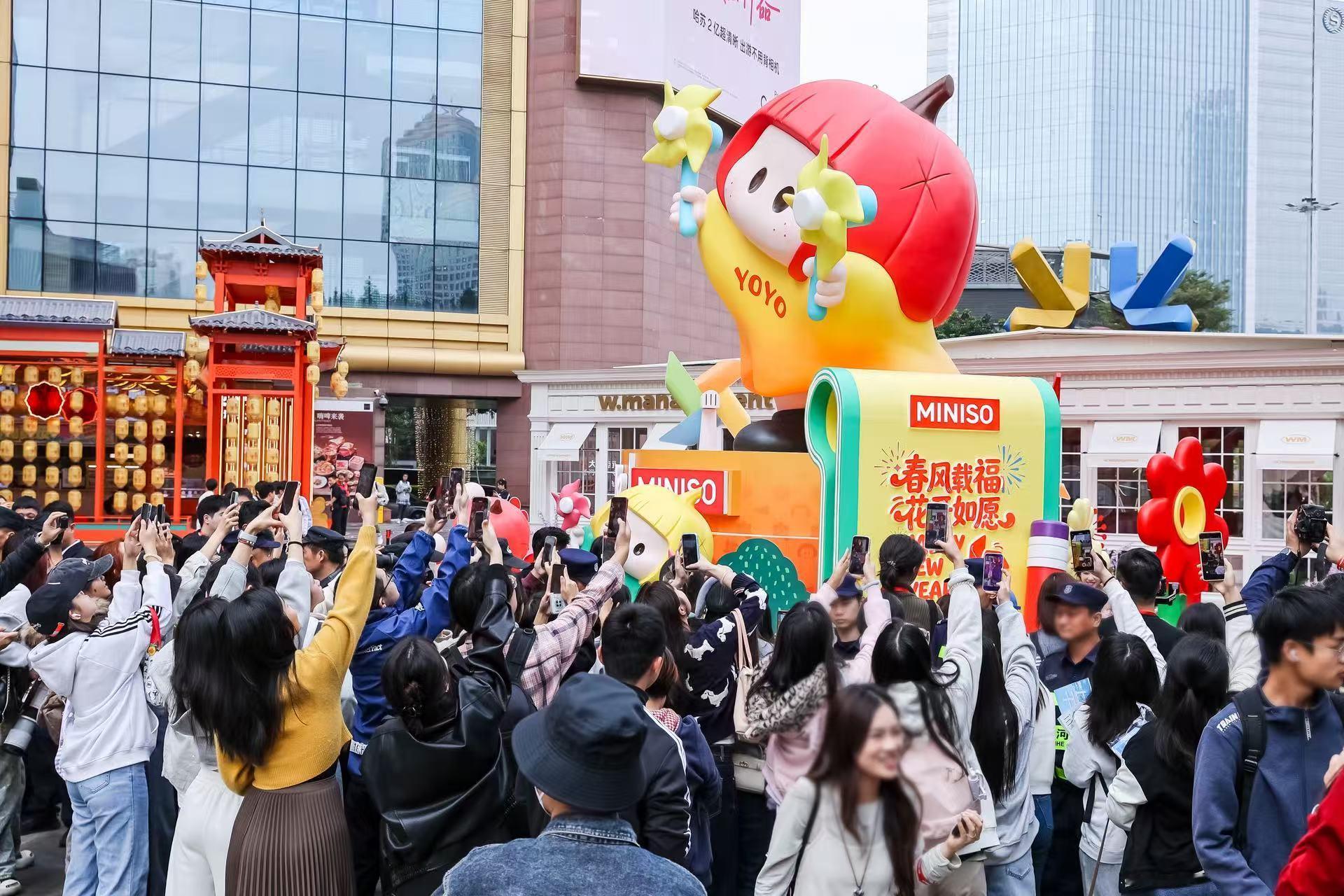 徐梦洁广州线下名场面+1！粤语拜早年软萌到犯规，名创优品minisoland这波