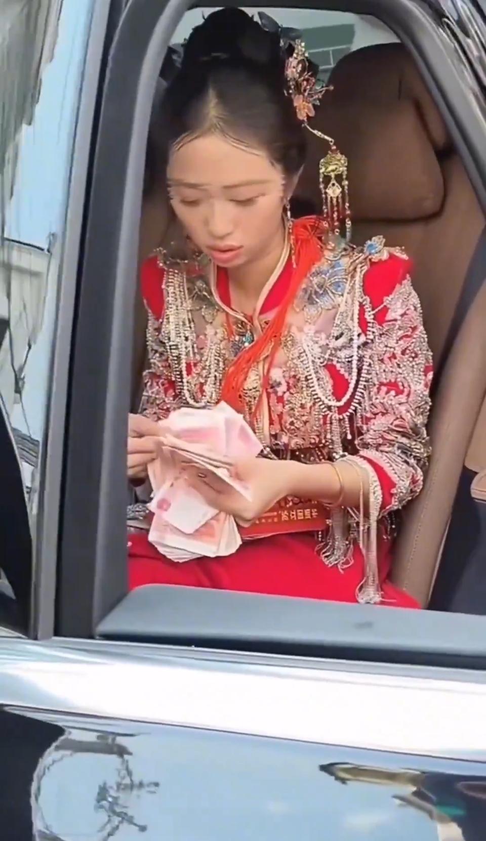 结婚现场临时加价，现场点钱丑陋一幕！

据说是下车费，临时加价，现场点清。说句难