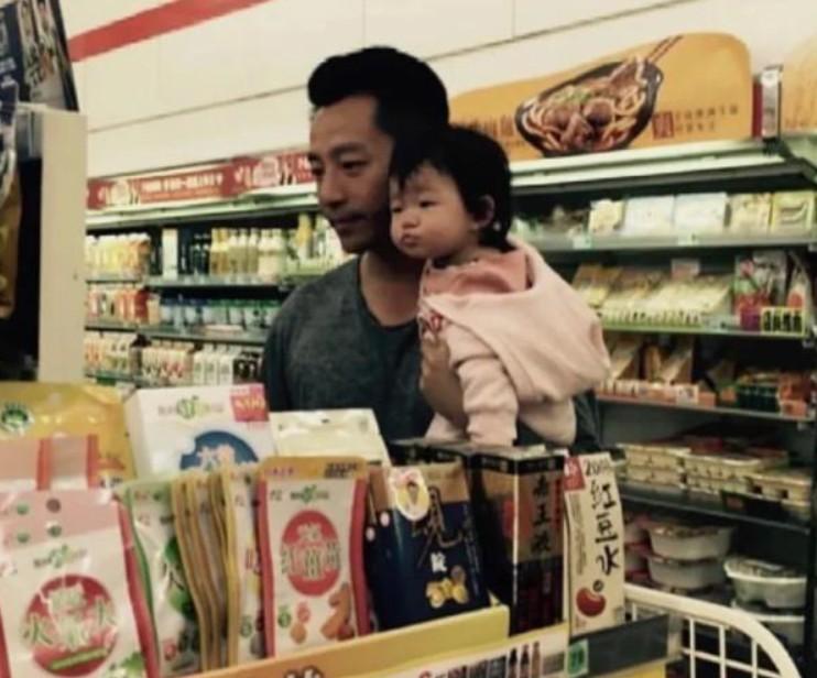 汪小菲晒孩子小时候照片，却被解读成忘不了大S，这实在是鸡蛋里挑骨头啊！
 
人家