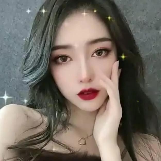 温柔又神秘的眼神，仿佛在述说着一个神秘的故事。梦幻少女感 梦幻森林仙女 超级迷人