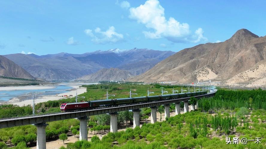 拉林铁路大提速，拉萨到林芝仅3.5小时，最美天路火了
 
家人们，西藏交通迎来里