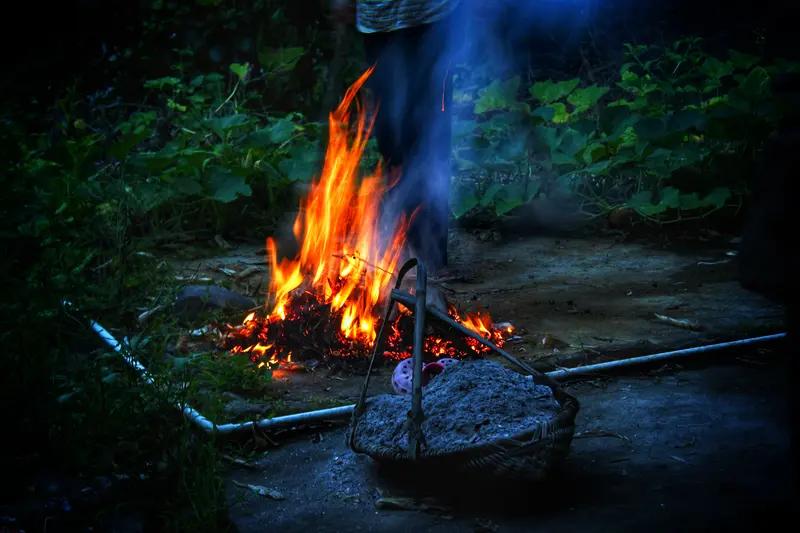 点火纳凉这事儿还挺有文化背景的。在古代，没有空调电扇，人们夏日夜间就会点火堆纳凉