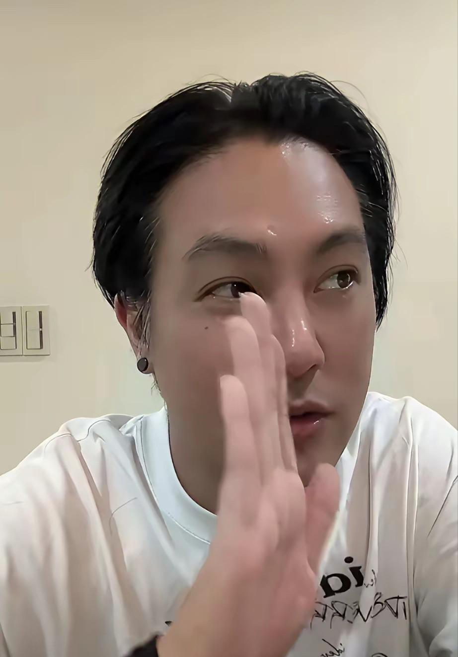 葛斯齐刚淡出汪小菲的世界，湾湾主播建国就接上了。

前阵子还帮汪小菲喊话的葛斯齐