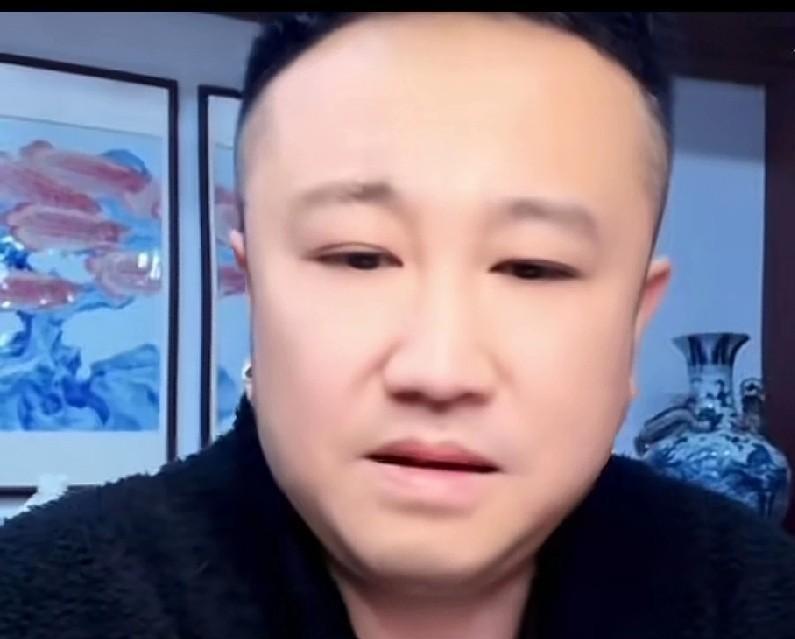 他因为迟到5分钟，被德云社直接搁置了一个月演出。
舞台侧幕条后贴着新规：演出前两