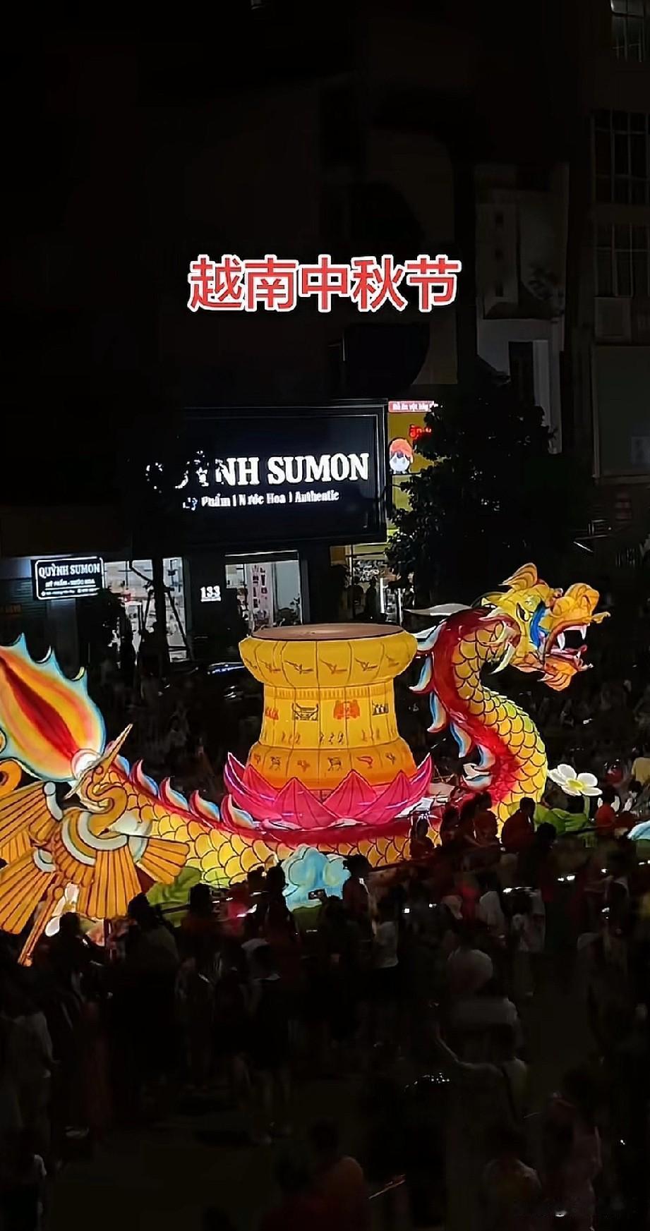 越南中秋节彩灯游行，看起来很中国风。
