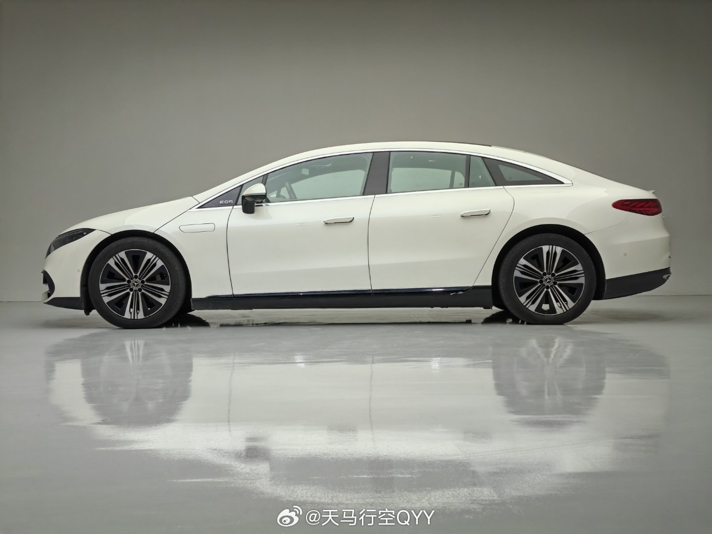 从这个造型，很难想象这是一辆大型车。。。有一种A级车的既视感。。。 