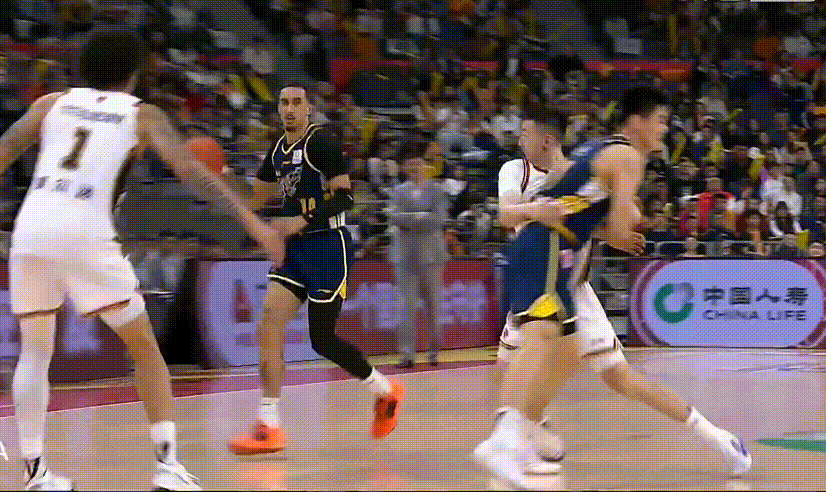 奎因这击地传球真的秀啊，漂亮的球领人助攻王少杰起飞，三节没打完奎因已经拿到22分