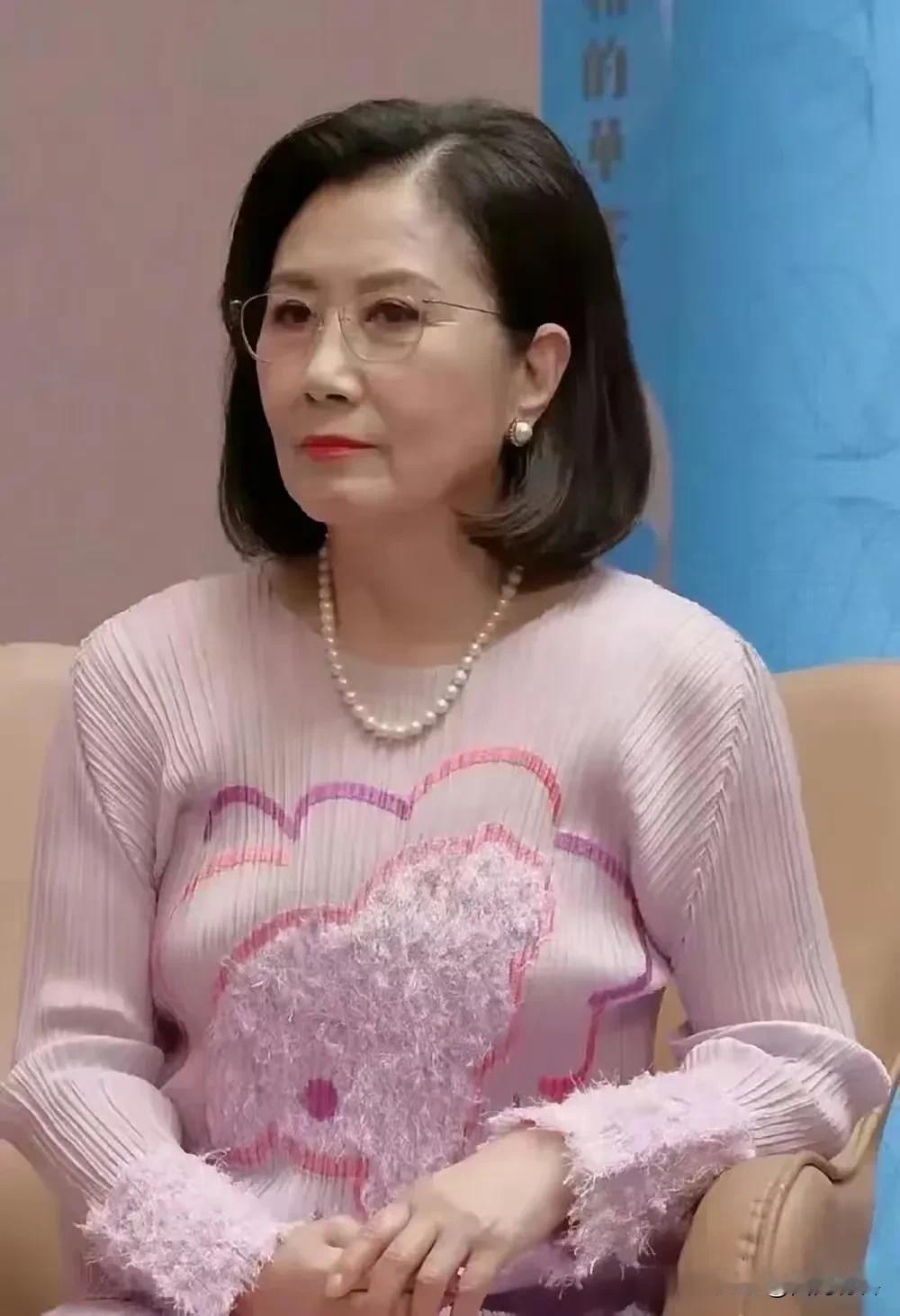 将近80的汪明荃，看起来像60岁！

这状态也太好了吧，网友们纷纷表示这也太显年