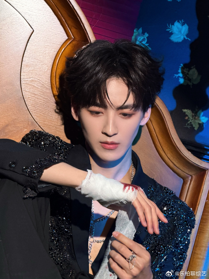 何洛洛胸链何洛洛甜豆腹肌 何洛洛的胸链造型太戳人，精致配饰衬得肩颈线条愈发优越，