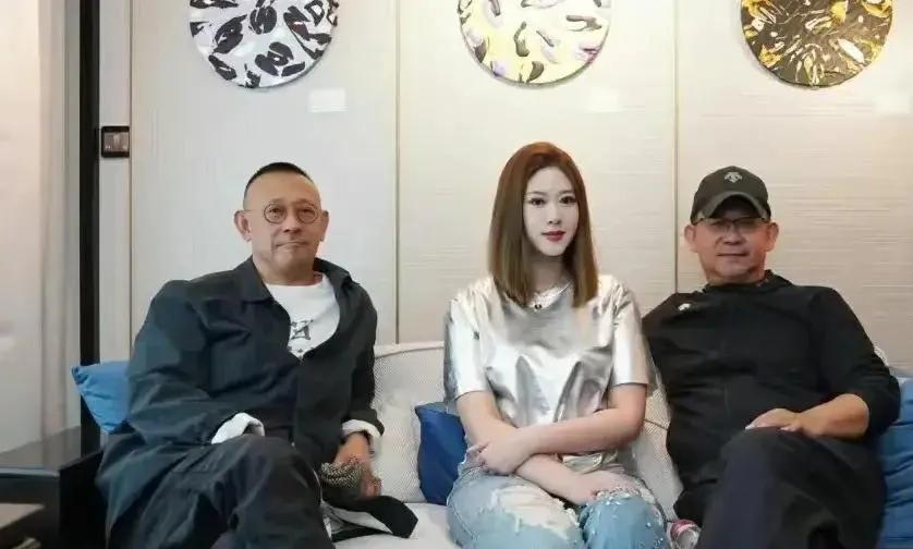 内地娱乐圈姜家2兄弟久违同框，姜文不文，姜武不武。

中间这位美女是姜武天生丽质