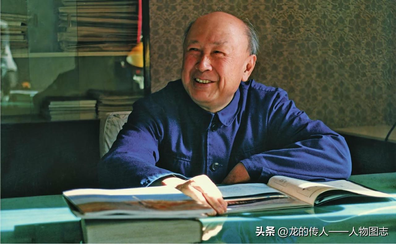 1988年2月9日，钱学森在中国科协办公室留影