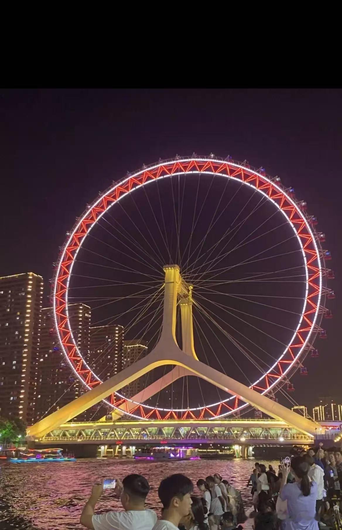 天津之眼夜景璀璨，可海河边的母子却再也回不了家。短短几十秒，一家四口只剩父亲抱着