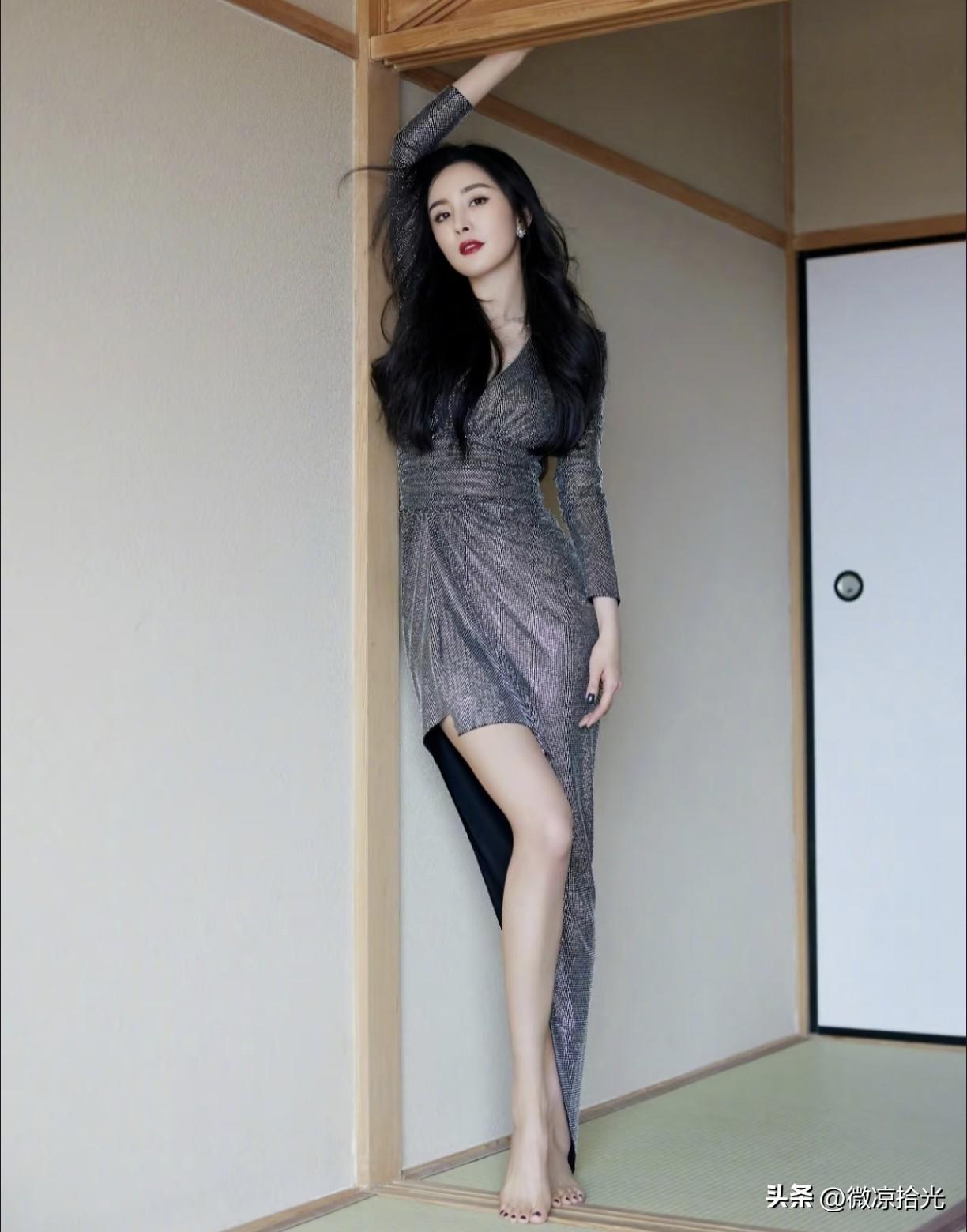 杨幂这张照片太美了，银灰色不规则长裙，让她看起来身材更加出众，微卷长发，让她看起