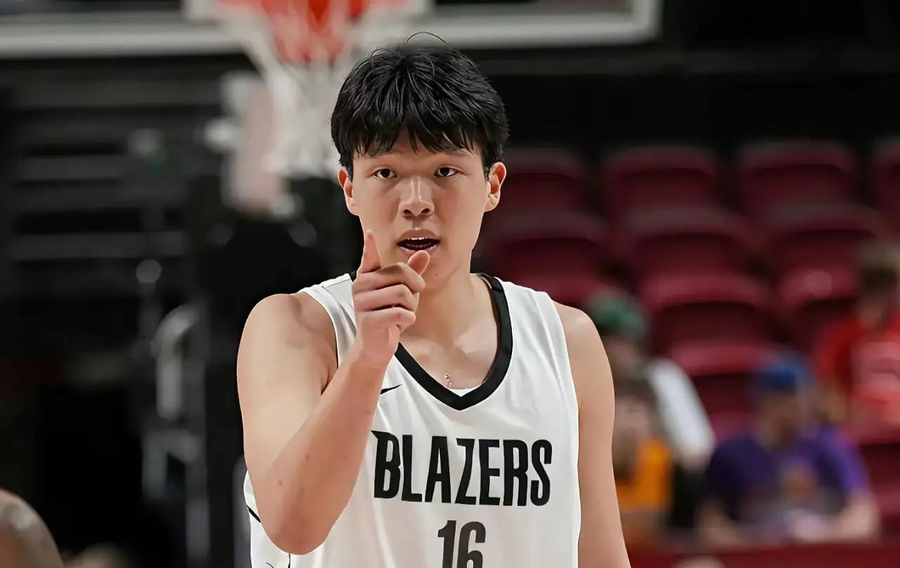 等啊等，杨瀚森终于在北京时间1月6日等到了机会。末节2分14秒，4分入账，开拓者