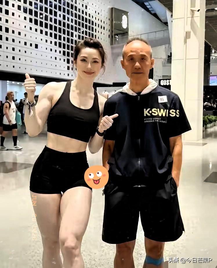 王石和一名健身教练的合影！
这名健身教练身材高大、肌肉发达，可以看到她的肩、臂、