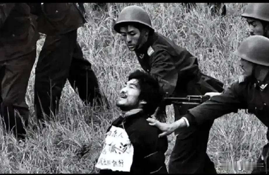 这是悍匪魏振海被枪决时的照片，他仰天大笑，至死仍是一副桀骜不驯的模样。

魏振海