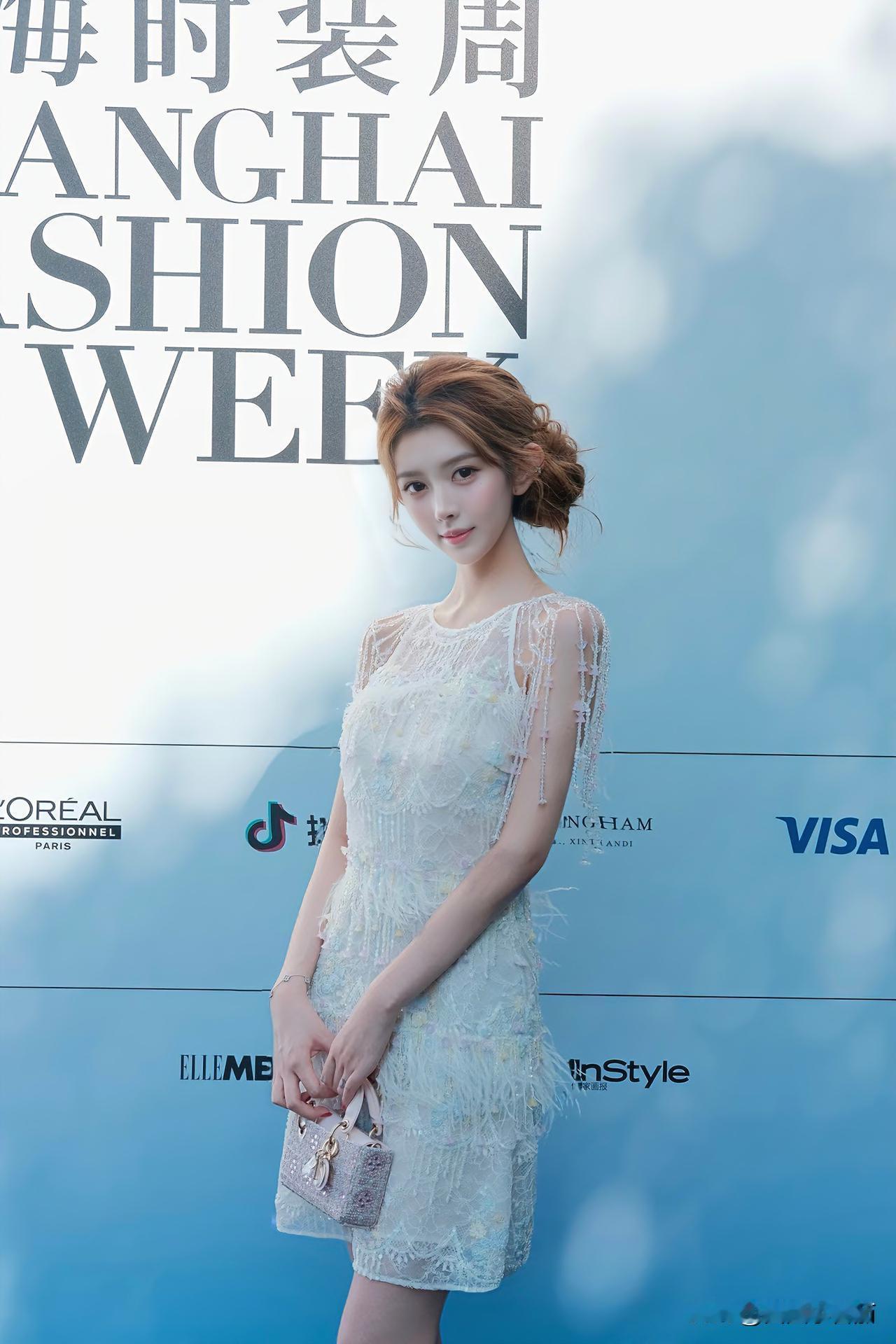 『不负四季ℓ柔光流苏』
当香槟纱裙裹挟星芒流苏，在时装周的光幕里流转，珠片在裙摆