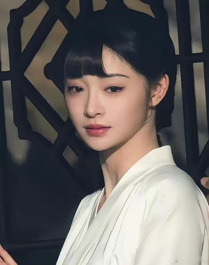 感觉周琼比鞠婧祎更适合这个妆容……鞠婧祎网感好重。。 