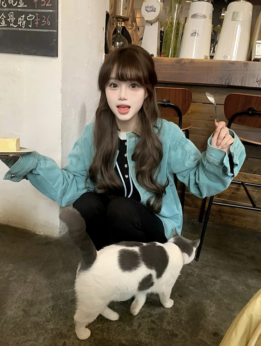 小猫背后有个爪子