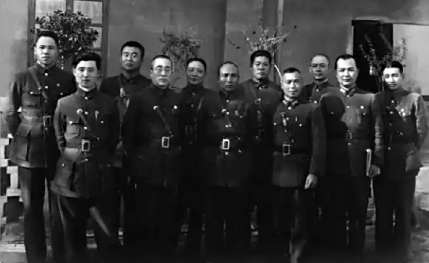 这是1940年4月，国军第五战区高级将领的一张合影，不分前后排，左三是精忠报国的