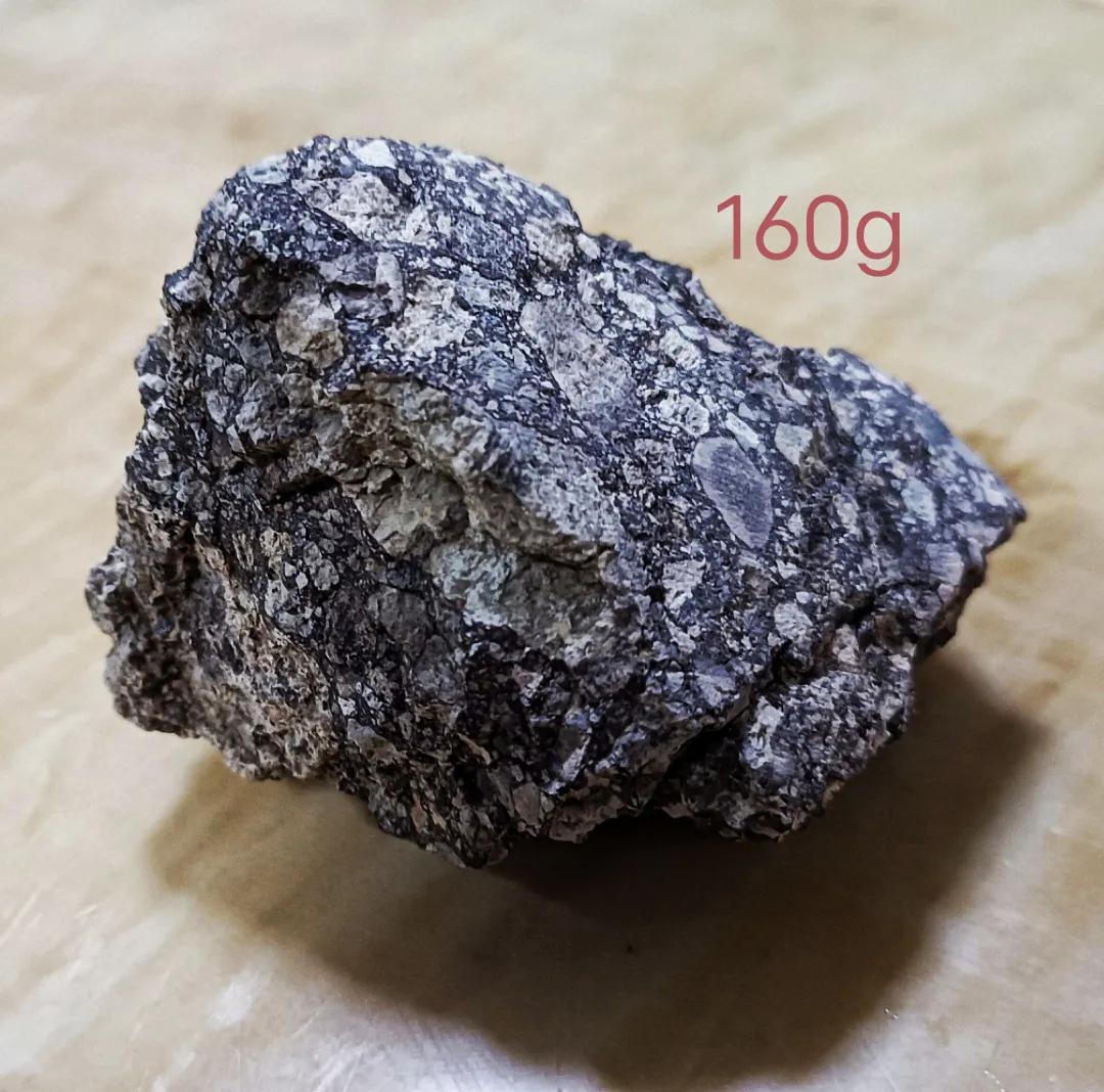 正是:踏破铁鞋无觅处，得来全不废工夫。
多漂亮的一块月球陨石，竞然在身边捡到。
