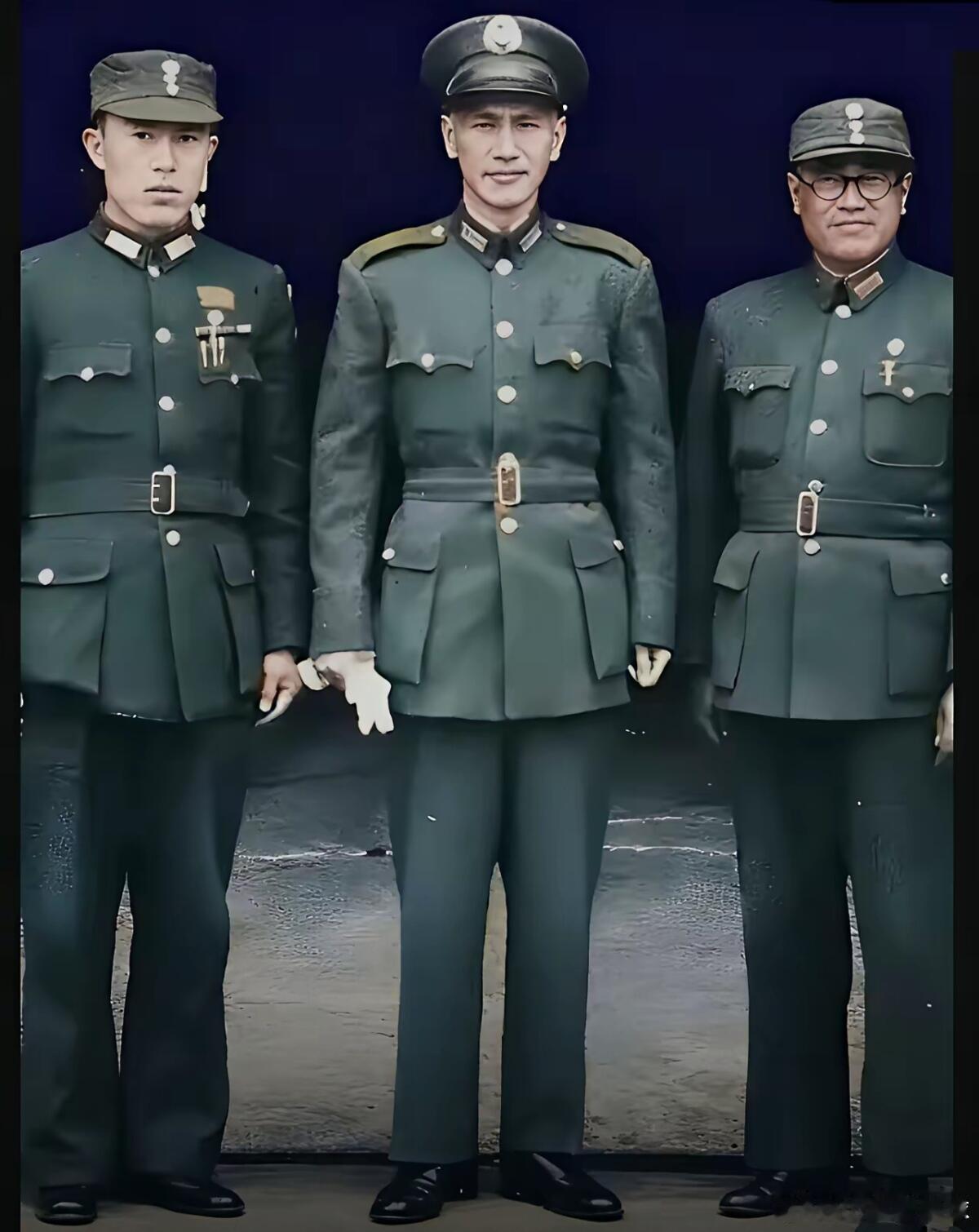 1947年，蒋介石与郑洞国、廖耀湘的合影。 