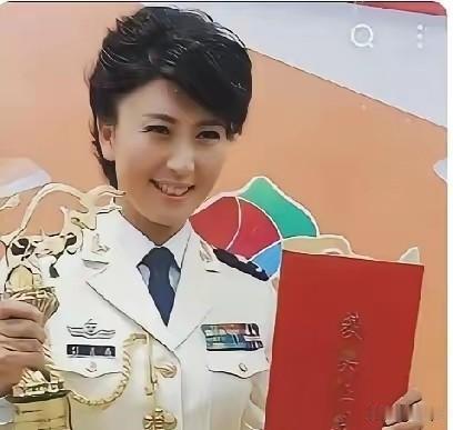 闫学晶这回洋相出大了！​她在直播间哭诉儿子过得太苦，一年只挣几十万，根本不够一家