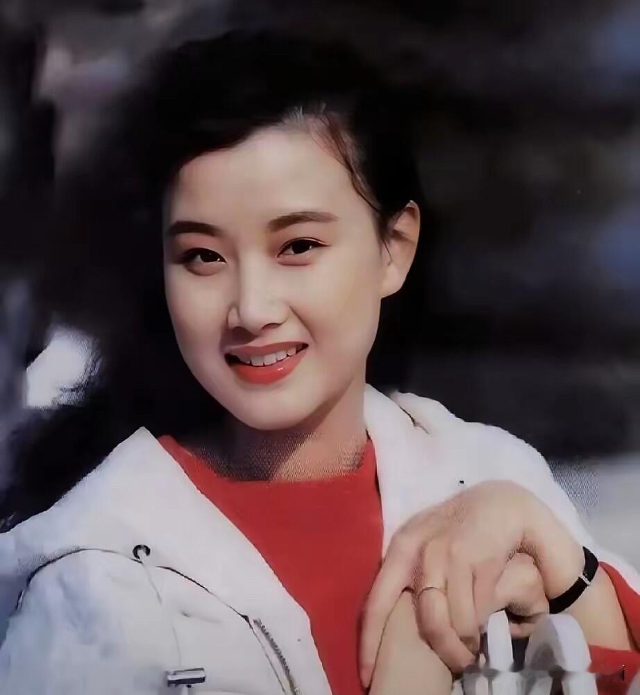 她不是那种倾国倾城的美，但是有她自己的特色，是女歌唱家里辨识度最高的一个，拥有着