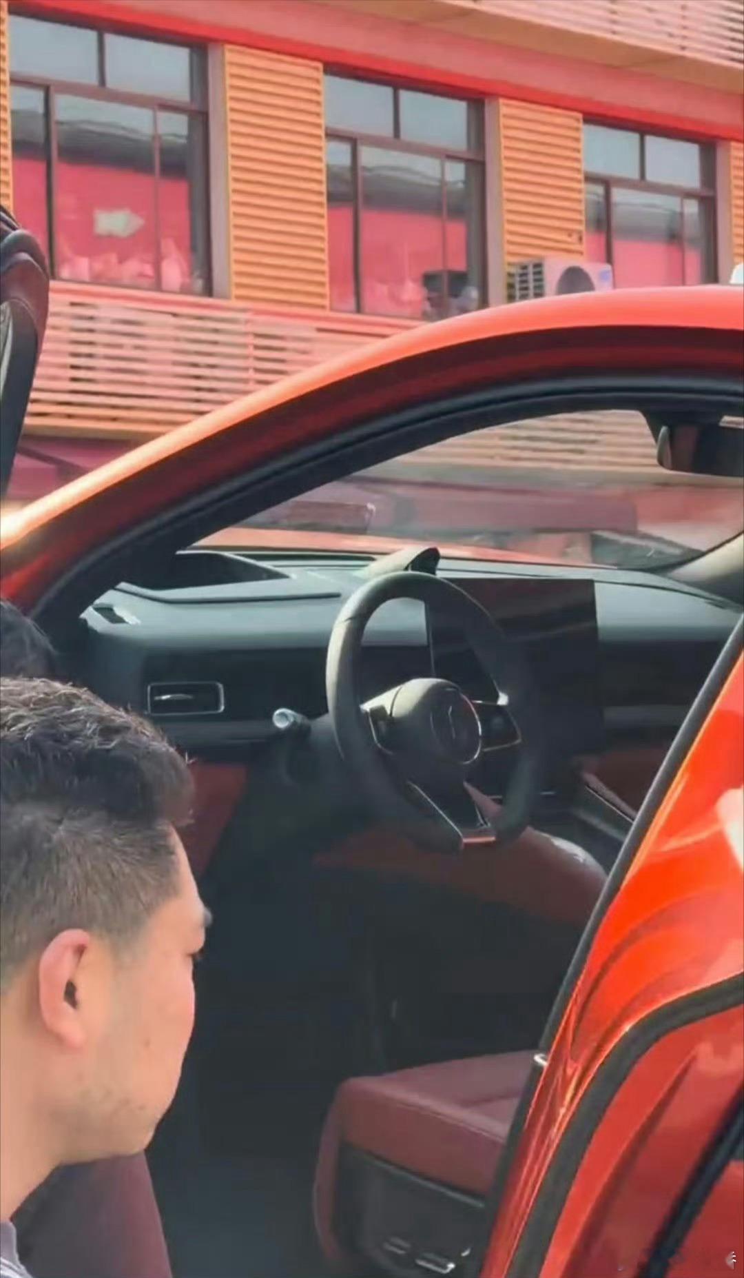 问界M6的内饰被拍到了，没有流媒体后视镜，方向盘明显更运动了一点，中央扶手区域有