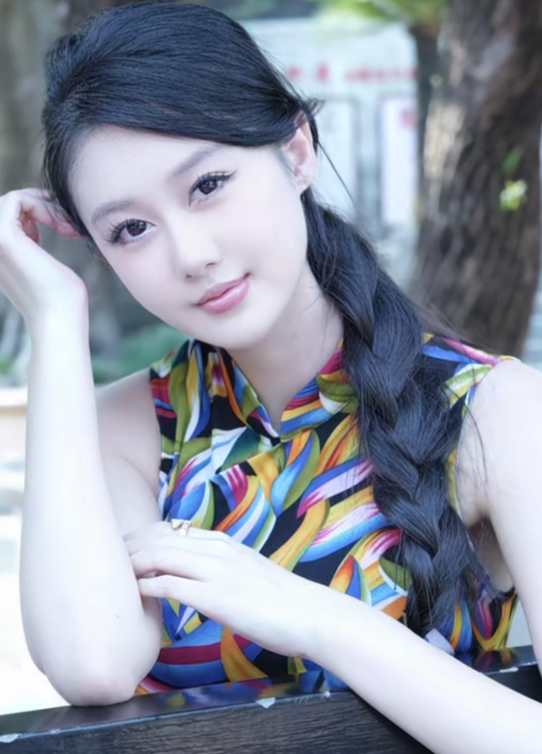 被窝里的感情
夫妻感情好不好，被窝里藏不住。
同床裸睡的夫妻，亲密感拉满。
背对