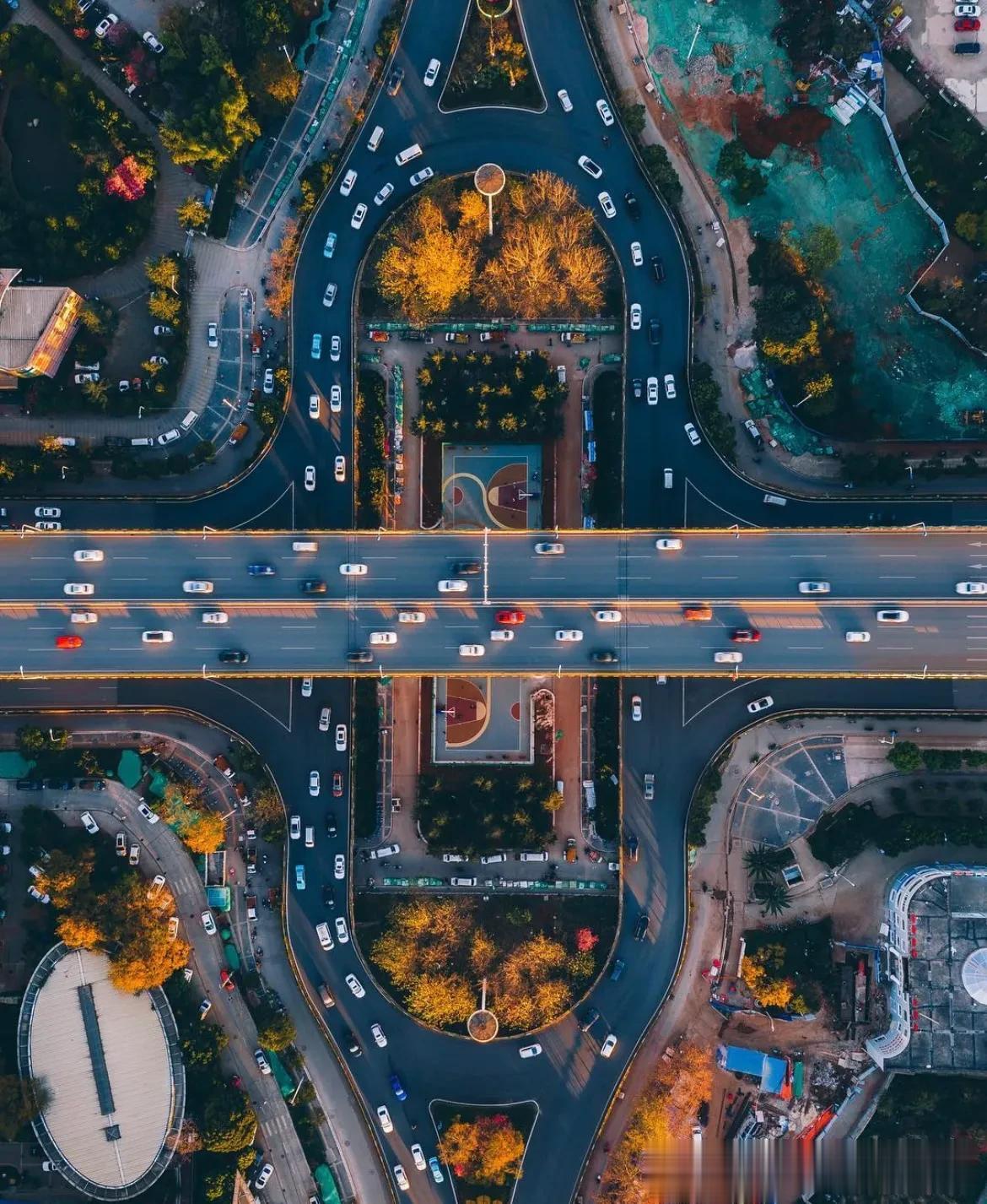 网上看到一张图，航拍的城市道路，这画面太美了，这是哪个城市的街景也是讨论热烈，这
