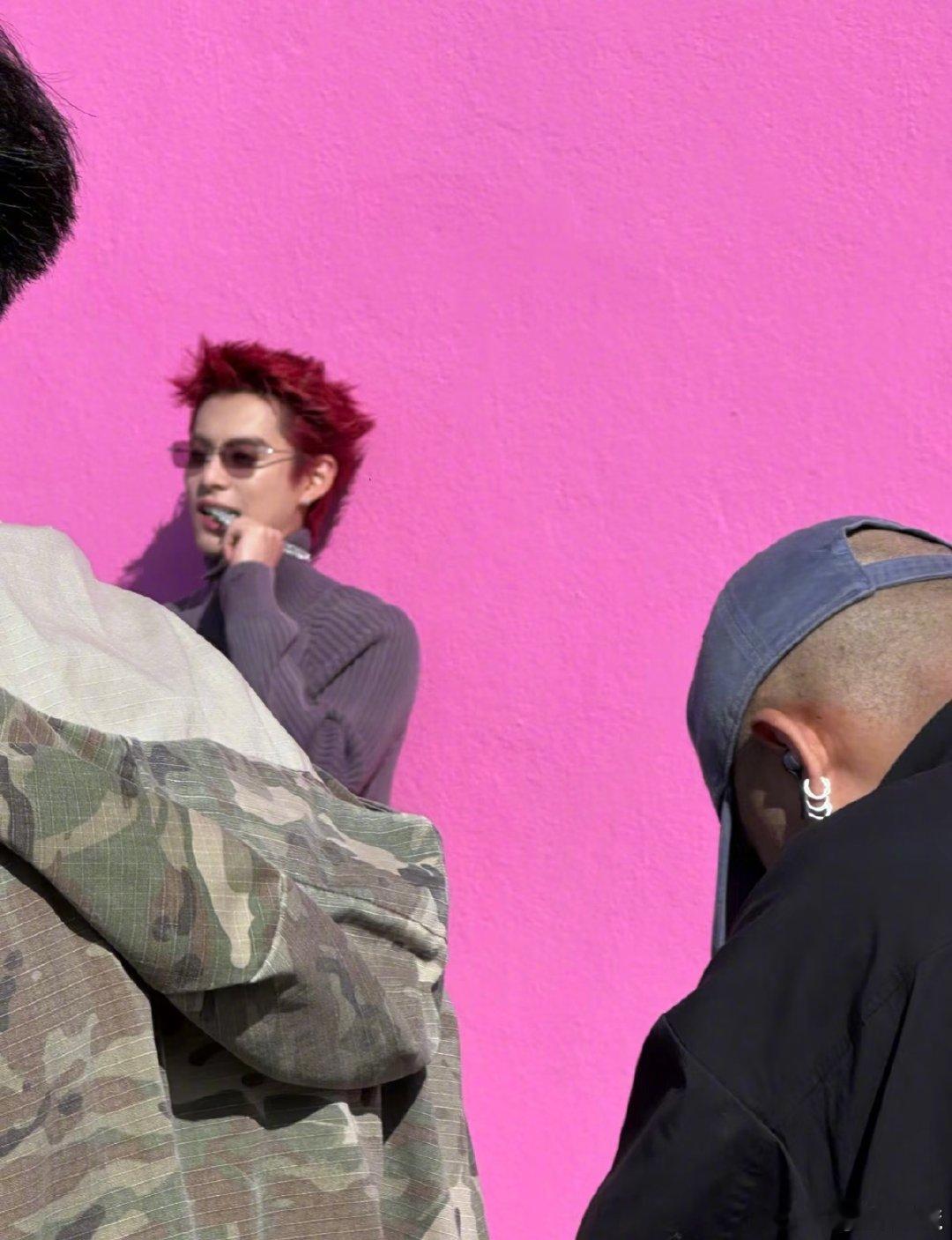 洛杉矶偶遇王鹤棣拍摄 网友在洛杉矶街头偶遇王鹤棣拍摄，一头红发超帅的！ 