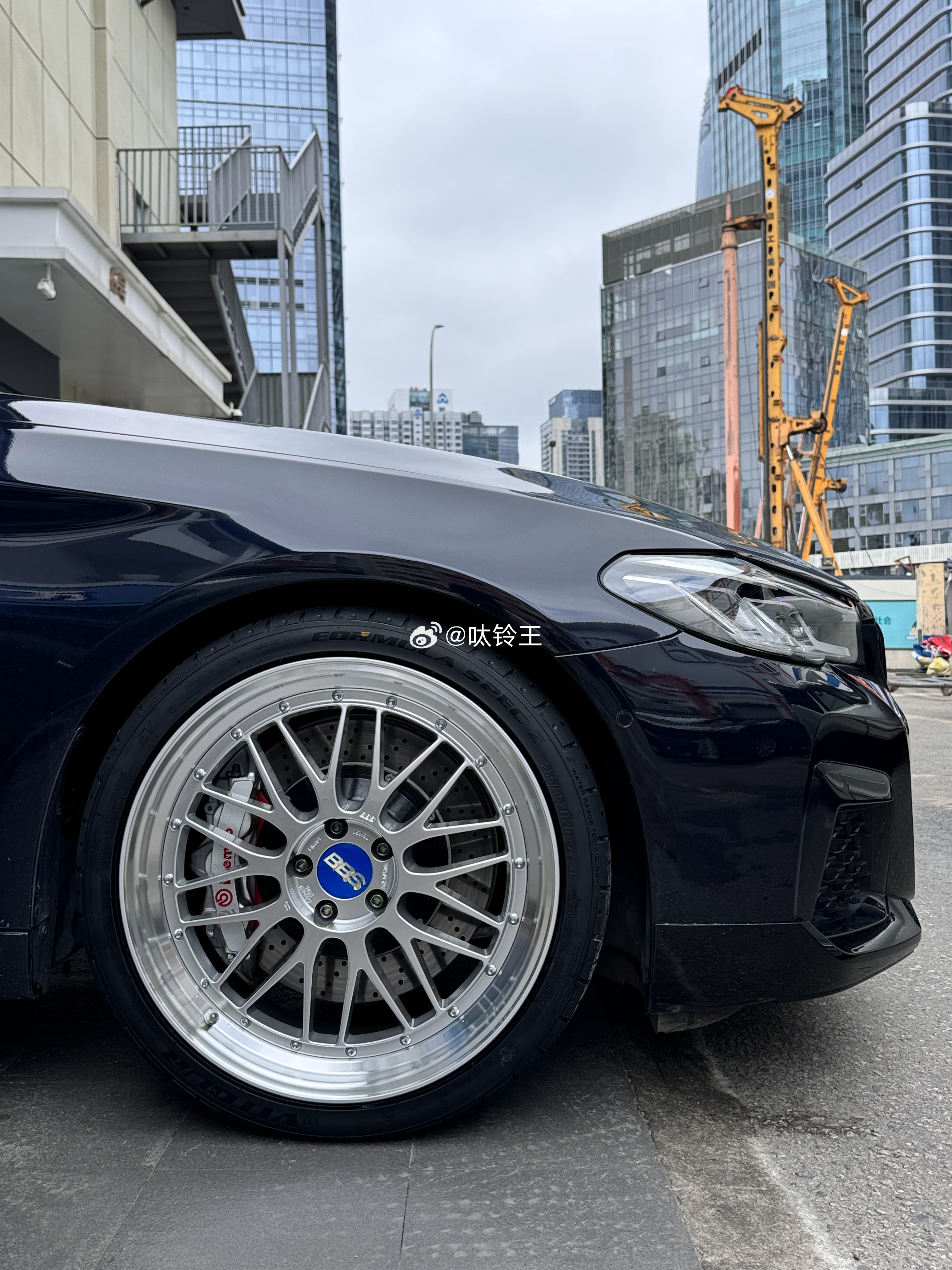 宝马5系 完工案例供参考 全新BBS LM DS银 20寸 蓝盖卫途255-28