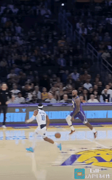詹姆斯这两次助攻，球商在线，直接提升了全队士气。当然了，如果玩丢了，那就傻眼了，