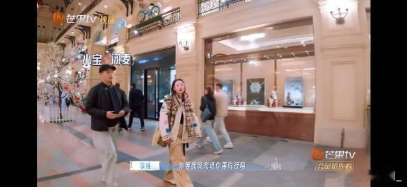 马頔拿了孙杨的剧本 看完马頔和李纯的互动，忽然觉得夫妻间的摩擦也是一种情感的表达