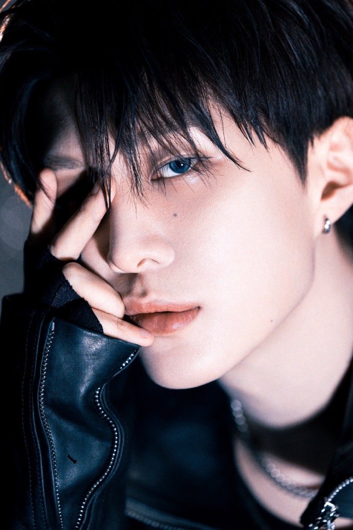 范丞丞8很吉利一起继续吧范丞丞出道八周年写真 范丞丞8很吉利一起继续吧，范丞丞出