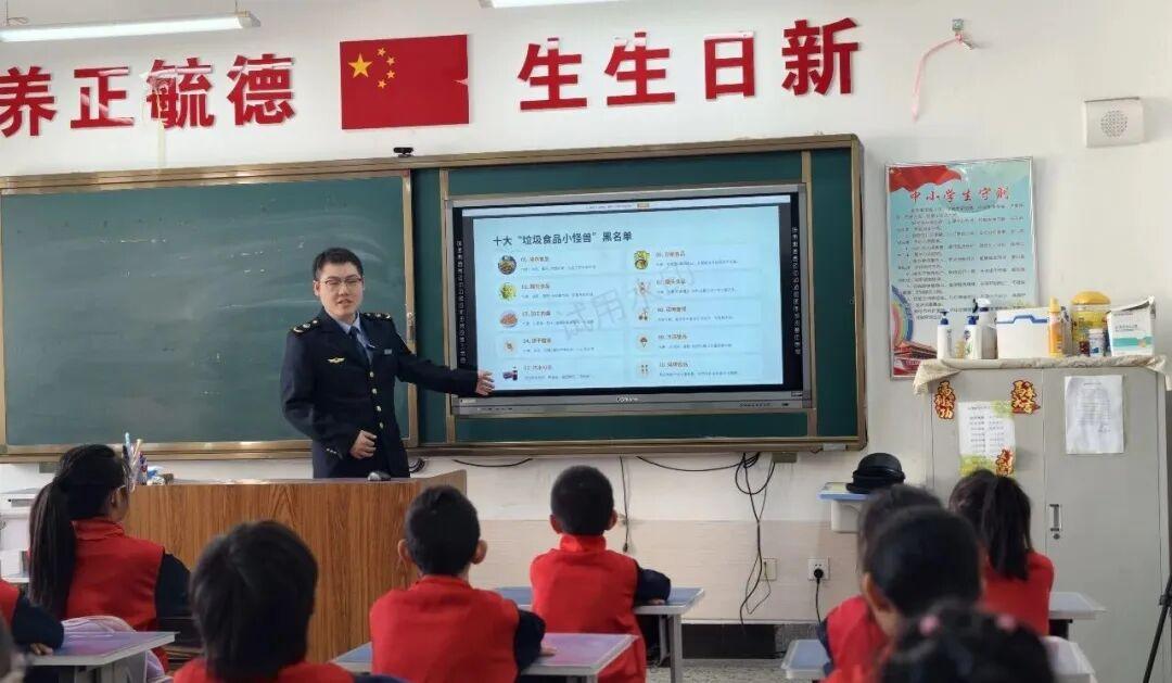 食安科普入校园 守护成长筑防线

冰城市场监管
食安科普入校园
近日，市市场监管