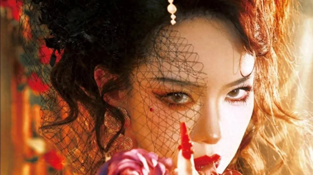 戚薇古董高定登场，拉满“穿越”氛围感