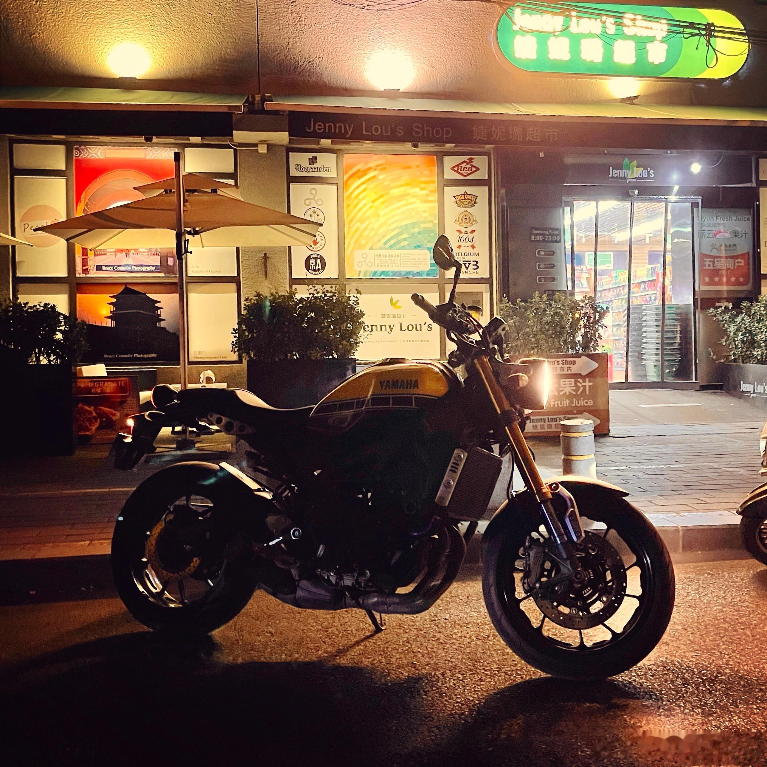 晚上嘴馋，又做了个洋葱汤，骑车去买了原料，正好动了动XSR900，回来又炒又咕嘟