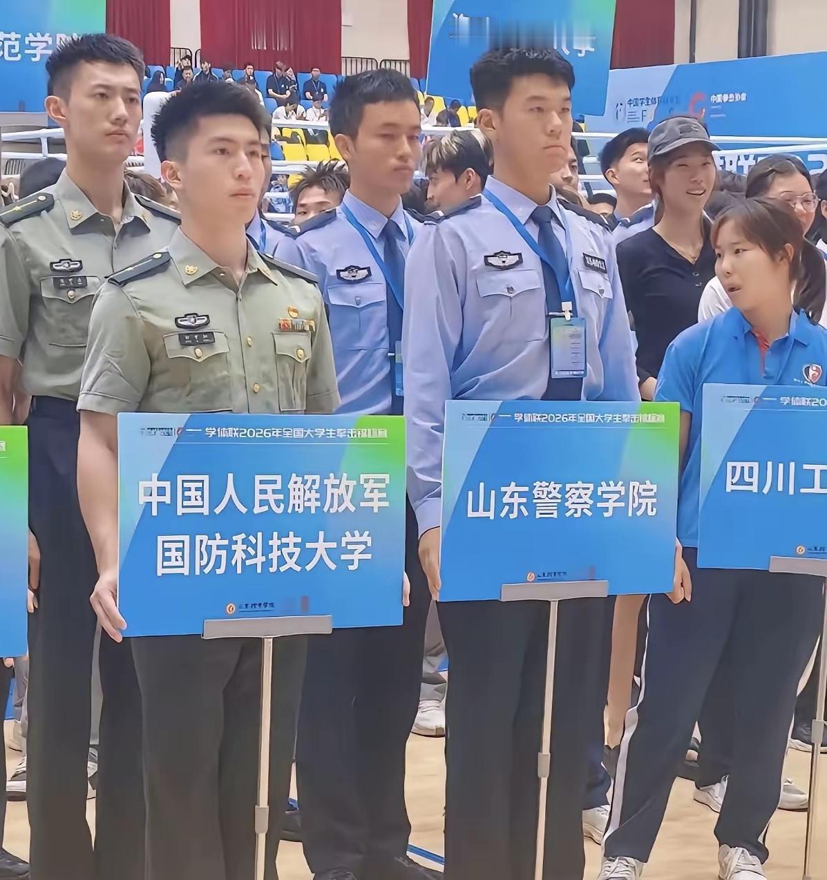左边是现役的军官，右边是未来的警官，国防科大的是研究生，警察学院是本科生，不知道
