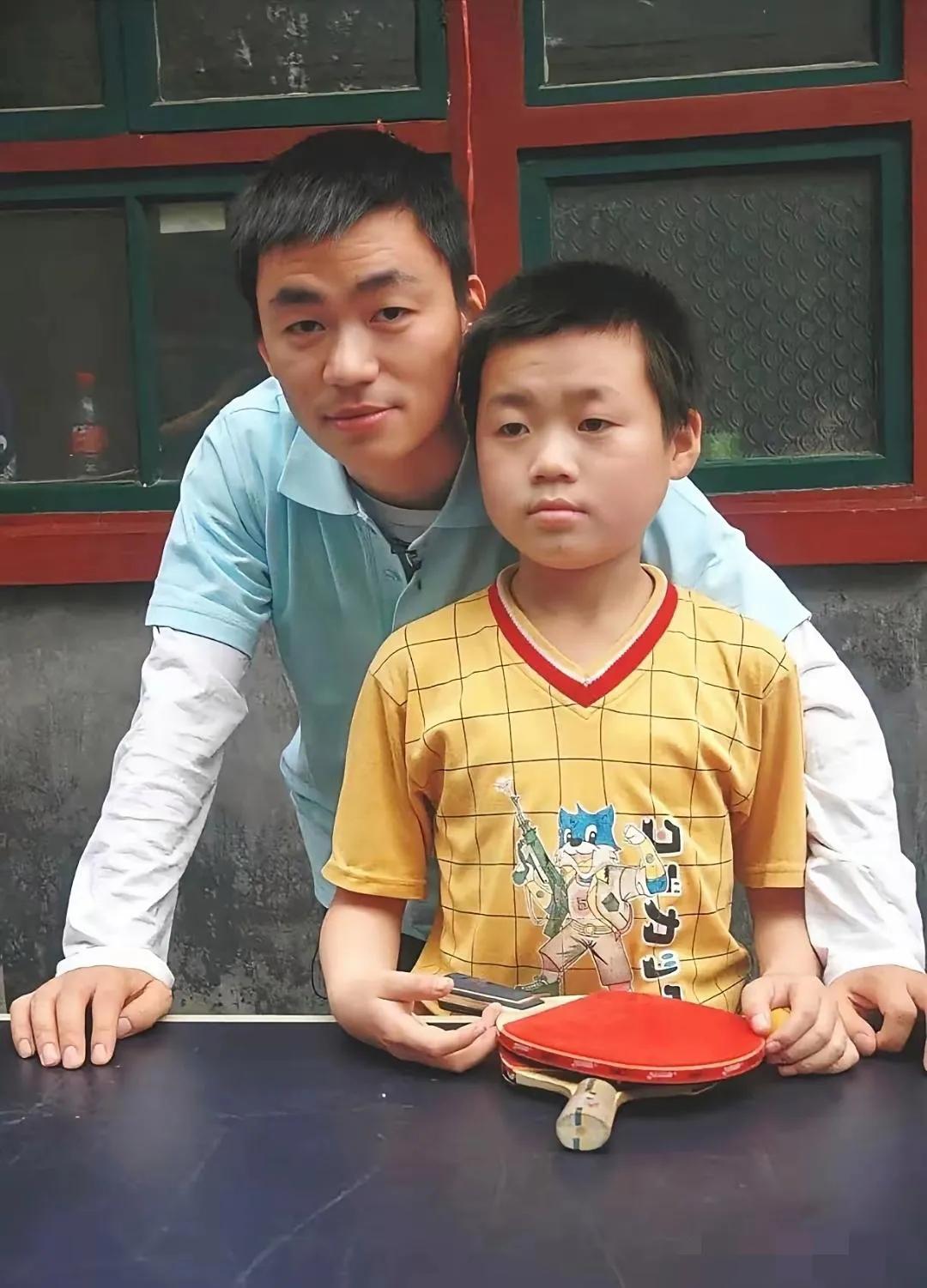 哈哈，这一定是王宝强与儿子的合照吧？！

俩人看上去简直就是一个模子刻出来的：眼
