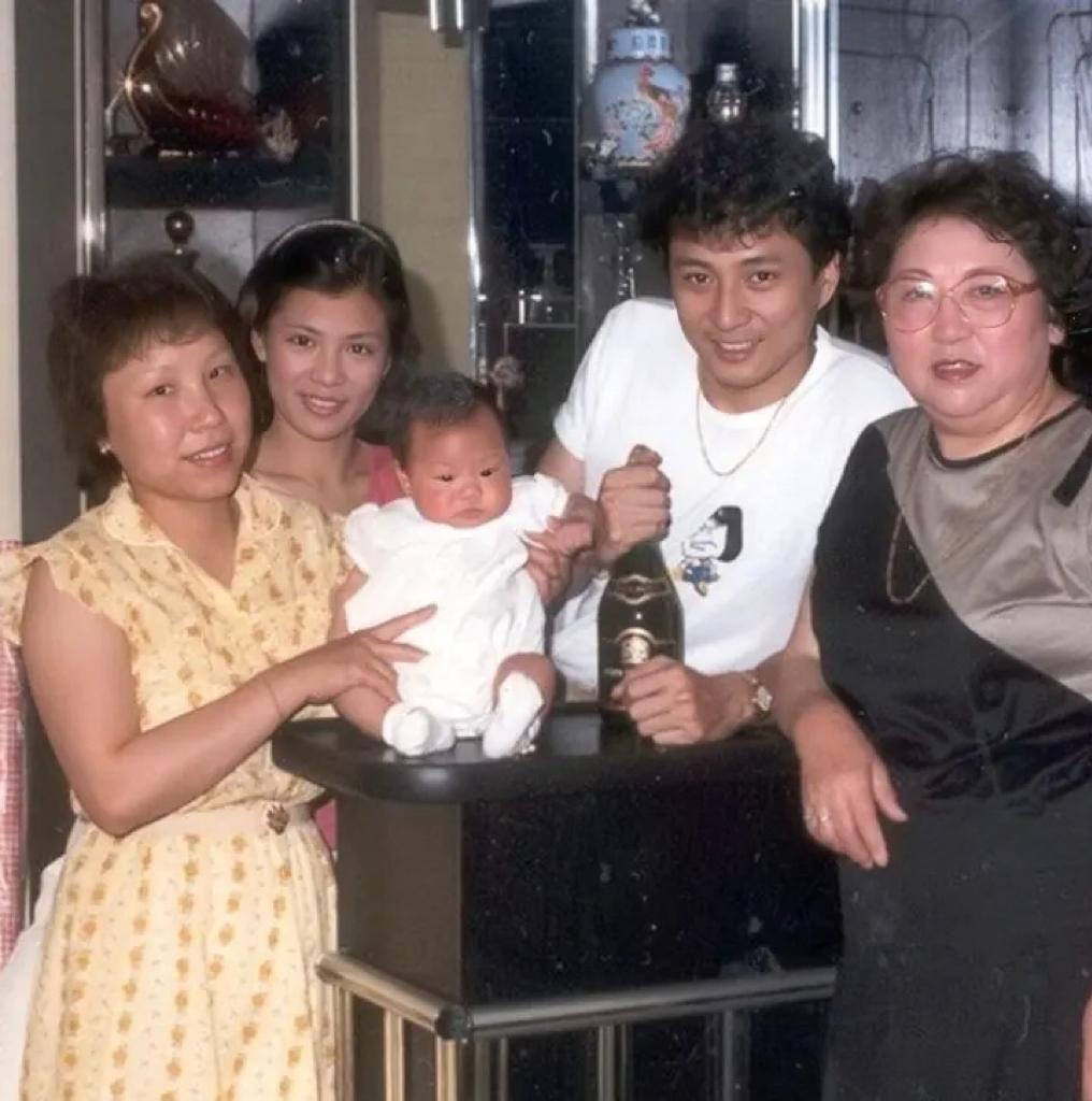 1984年，翁美玲带着热恋中的男友汤镇业前往英国，探望母亲时的合影，带着男友去见