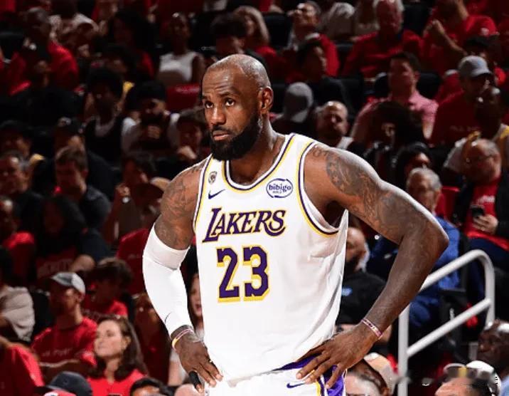 詹姆斯真的太伟大了，不仅宠粉，还宠黑粉，知道自己前面三场把黑粉打的全做缩头乌龟了