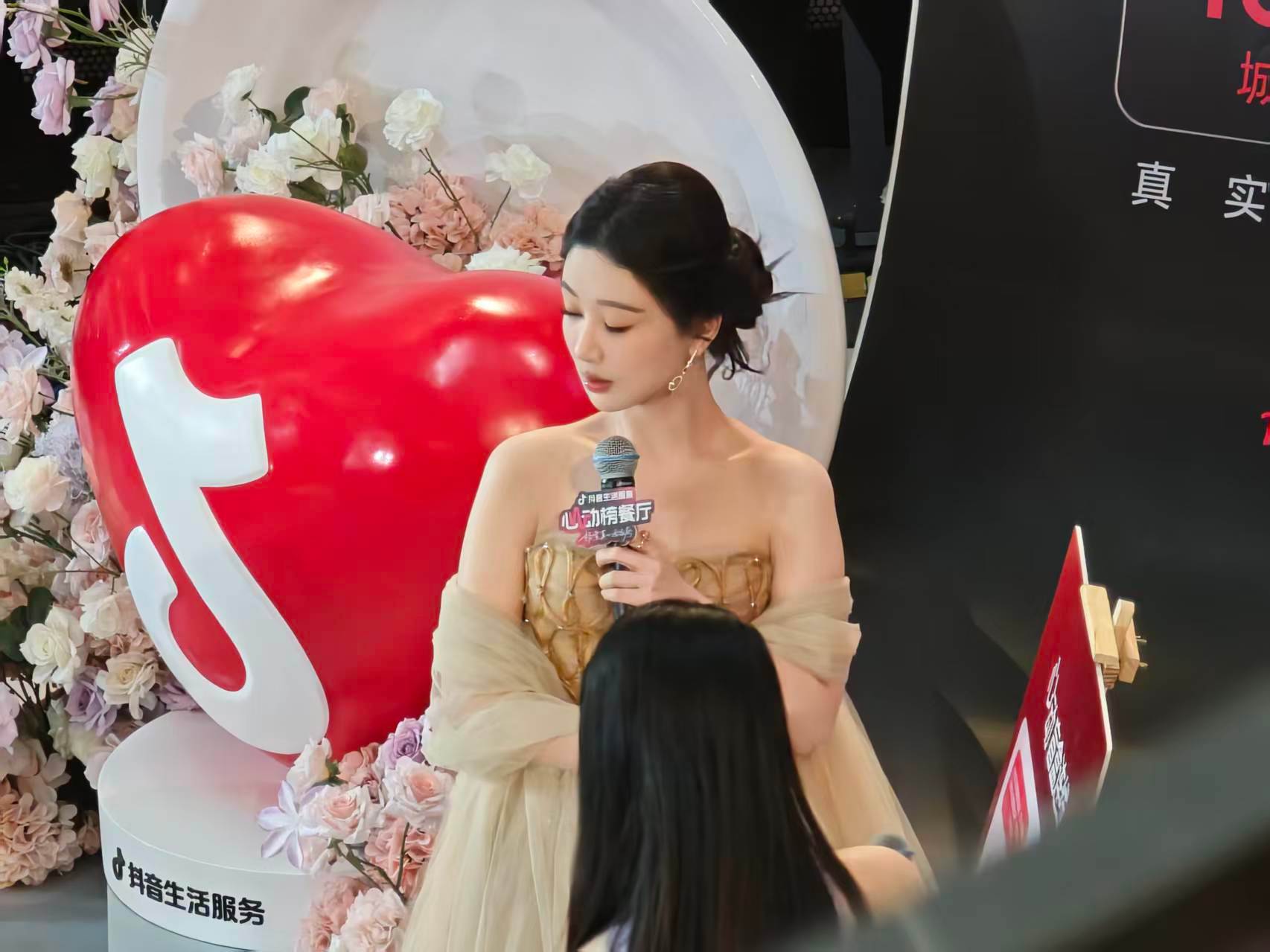 杨紫 天呐姐姐  好白好美🥺 