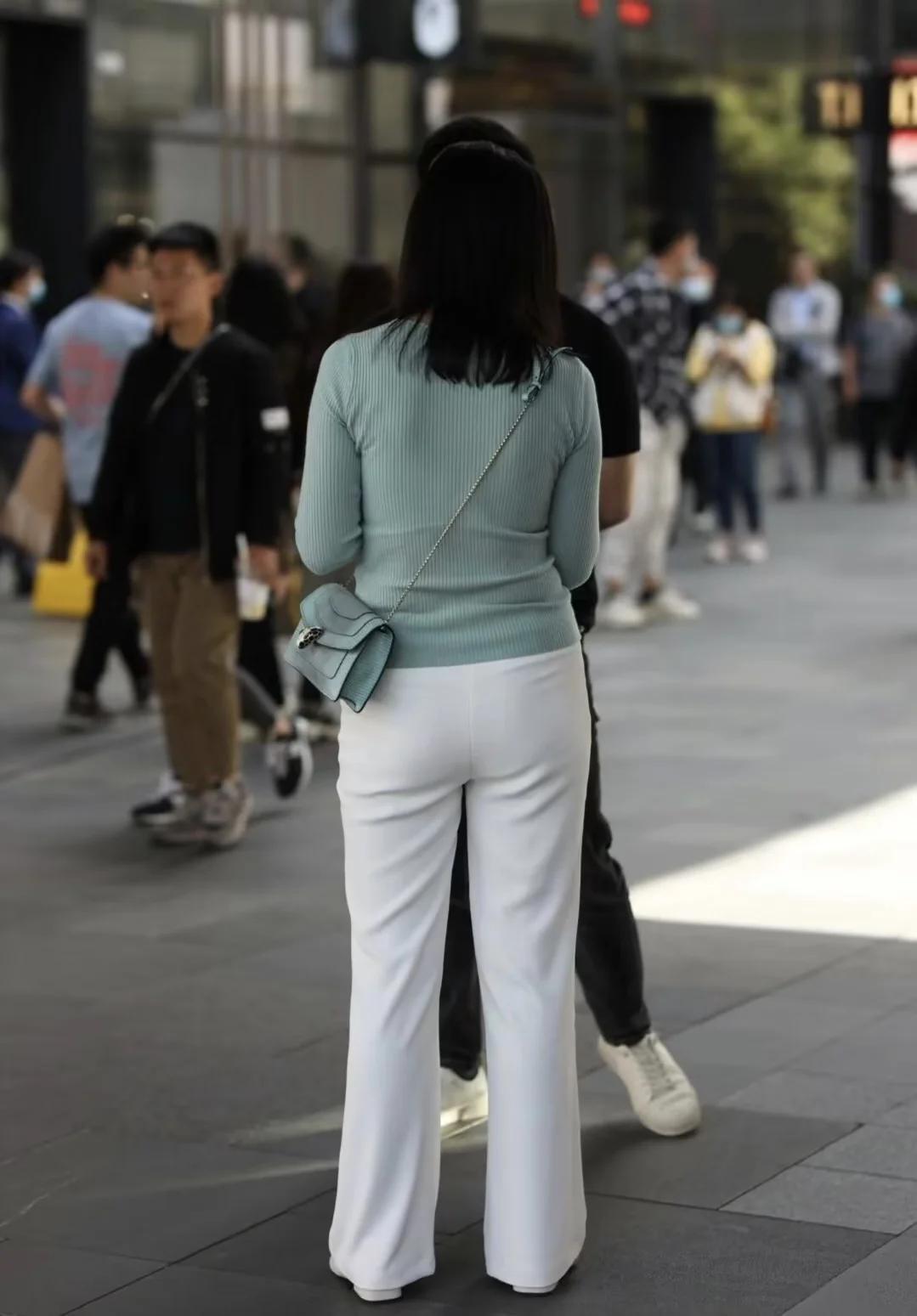 《最容易身体出轨的十种女人》 1、两地分居的女人 2、夫妻不和的女人 3、思想开