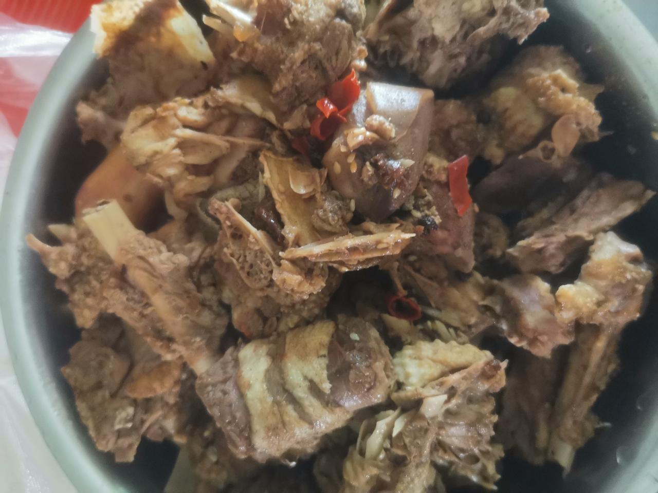 天气很热，早晨还没有八点，我就来到了我妈家。

我妈已把鹅肉切好，炒好。
我削了