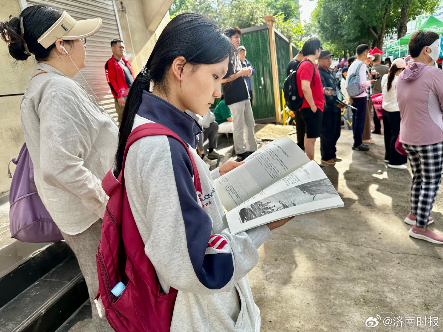 【#高考第一天暖心送考瞬间#】6月7日，高考第一天，全国1290万考生奔赴考场。