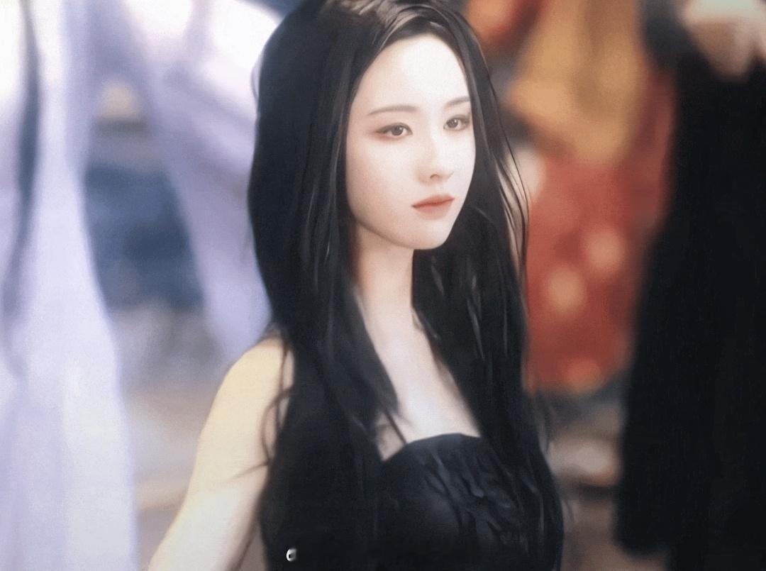陈都灵属于清冷淡颜但是很适合妖魅浓妆，反差感拉满了 ​​​