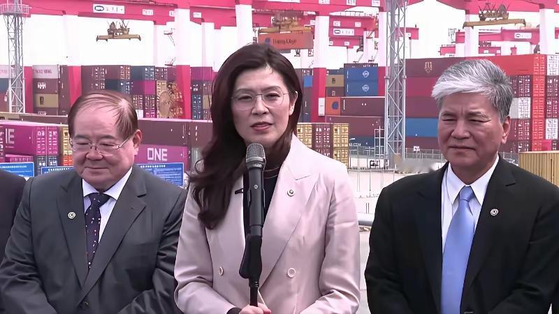 对台湾政治人物确实需要听其言观其行，郑丽文来大陆，我们给了她们非常多的善意。现在